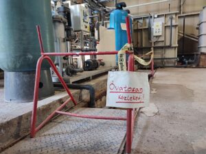 Óvatosan közlekedj feliratú cetlit ábrázoló kép